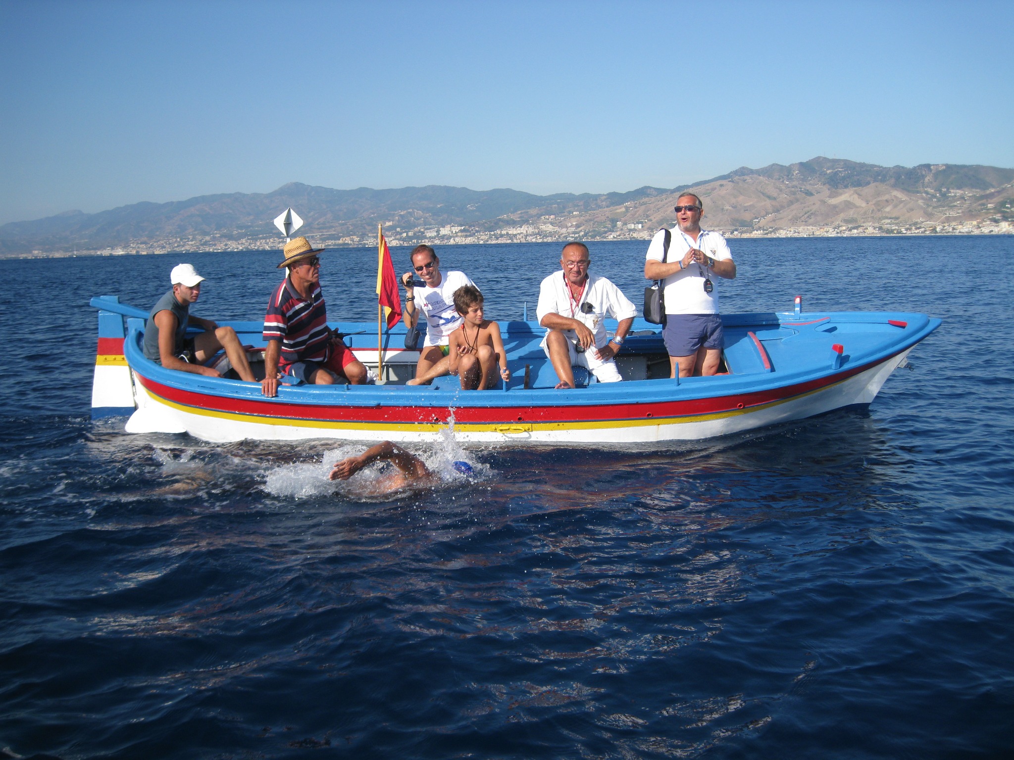 Traversata a nuoto dello Stretto di Messina con barca d'appoggio
